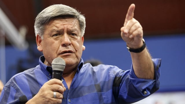 La resolución del JEE concluye que Acuña incurrió en infracciones previstas en el reglamento electoral.