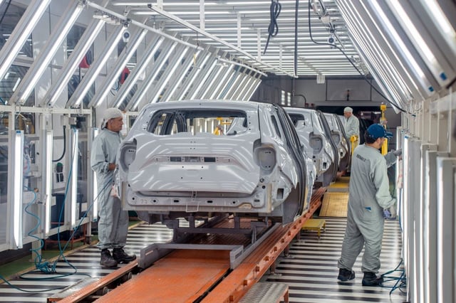 Trabajadores preparan vehículos compactos Renault SA Kwid para pintar en la planta de ensamblaje Renault-Sofasa Envigado en Medellín, Colombia, el miércoles 2 de abril de 2025.