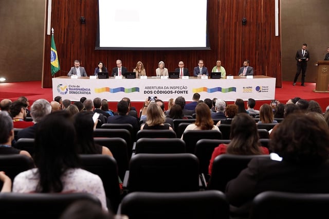 Cerimônia no TSE em Brasília marca a abertura do código-fonte das urnas eletrônicas e o início do processo eleitoral de 2026.