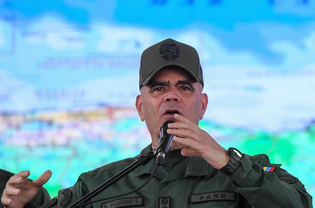 El ministro de Defensa de Venezuela, Vladimir Padrino López, habla durante una conferencia de prensa en Caracas el 27 de agosto de 2025. (Foto de AFP).
