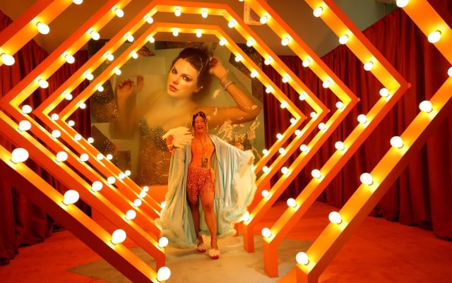 Une fan de la chanteuse américaine Taylor Swift à l'événement promotionnel organisé avec Spotify à New York pour la sortie de son album "The Life of a Showgirl", le 2 octobre 2025