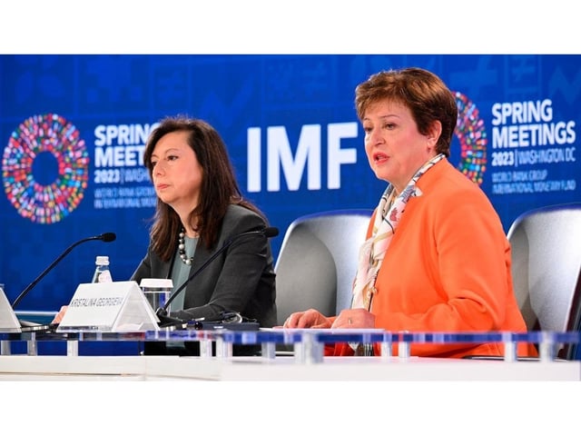 Julie Kozack y Kristalina Georgieva, directora de comunicaciones y directora gerente del Fondo Monetario Internacional.