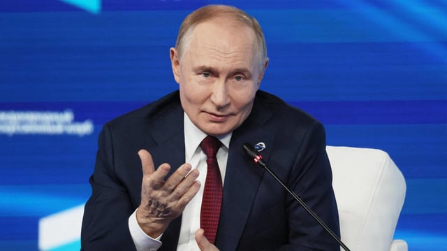 Russlands Präsident Putin spricht bei einer politischen Diskussionsrunde in Sotschi.