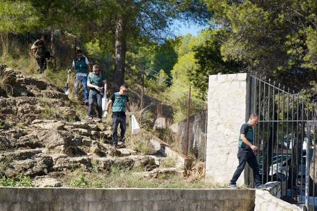 Investigadores de la Guardia Civil esta mañana durante la inspección ocular en la zona en la que fue hallado el cadáver el miércoles.