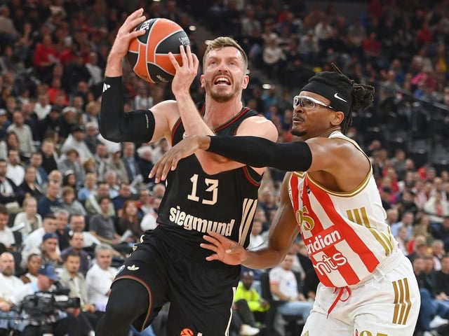 Andreas OBST (FCB) im Zweikampf gegen Chima Moneke (Belgrad)