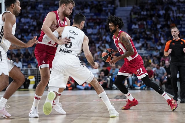 Tyler Dorsey, jugador de Olympiacos, ataca a la defensa del Real Madrid en el partido de Euroliga