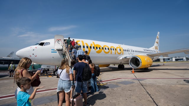 Un vuelo de la aerolínea lowcost Flybondi fue demorado este jueves por la tarde luego de que un pasajero gritase “bomba” minutos antes de que la aeronave despegara