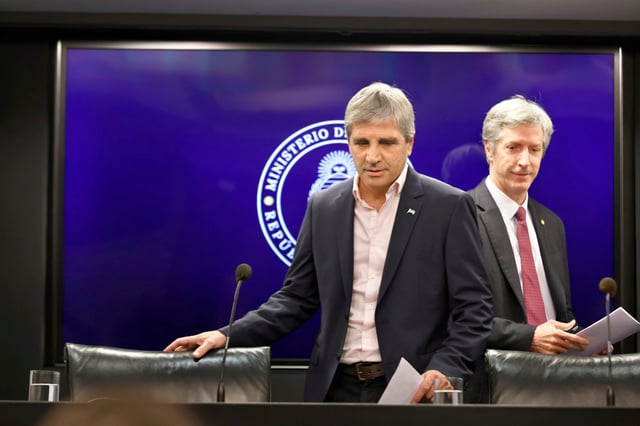 El ministro de economí­a, Luis Toto Caputo, proveyó los bonos y el presidente del BCRA, Santiago Bausili, recuperó munición para ofrecer seguros antidevaluación.