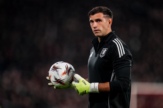 Emiliano "Dibu" Martínez durante la entrada en calor con Aston Villa por la segunda fecha de la Europa League