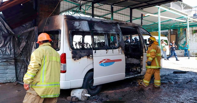 Una unidad de transporte público quemada tras un ataque del crimen organizado en Chilpancingo. Foto: Dassaev Téllez Adame, Cuartoscuro