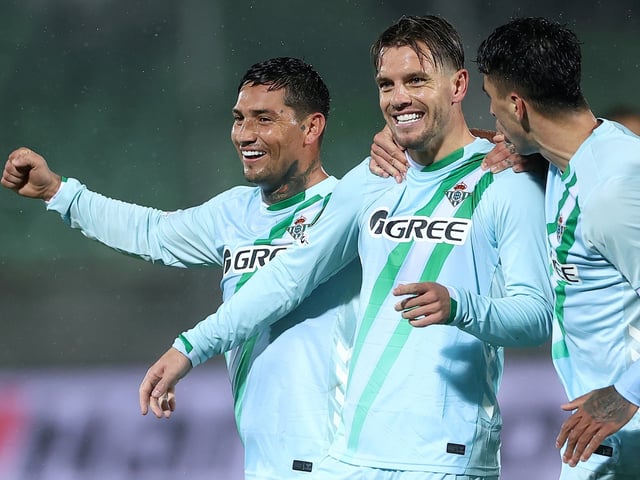 RAZGRAD (Bulgaria), 02/10/2025.- Giovani Lo Celso (C) of Betis celebrates with teammates after scoring the opening goal during the UEFA Europa League league phase match between PFC Ludogorets Razgrad and Real Betis Balompie, in Razgrad, Bulgaria, 02 October 2025. EFE/EPA/BORISLAV TROSHEV