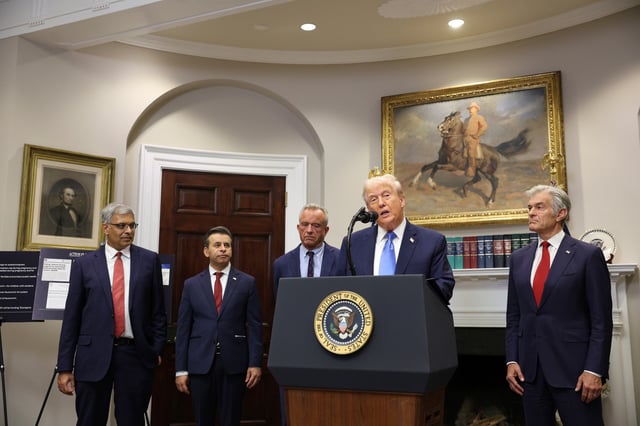 via AP Images)President Donald Trump makes an announcement about autism with National Institutes of Health Director Jay Bhattacharya, Food and Drug Administration Commissioner Marty Makary, Secretary of Health and Human Services Robert Kennedy Jr., and Medicare Services Administration Mehmet Oz in the Roosevelt Room of the White House, in Washington on Sept. 22, 2025. Francis Chung/POLITICO