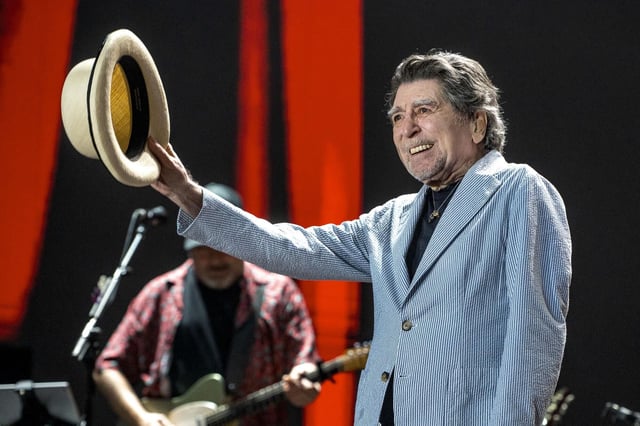Joaquín Sabina, el autor de clásicos como ’19 días y 500 noches’, ‘Y nos dieron las diez’ o ‘Princesa’ afronta sus últimas citas con el público de Barcelona, este jueves y sábado, conciertos encuadrados en su gira ‘Hola y adiós’, con la que da por terminada su trayectoria en los escenarios
