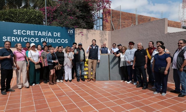 Entrega Alfonso Martínez material para el Mercado Independencia