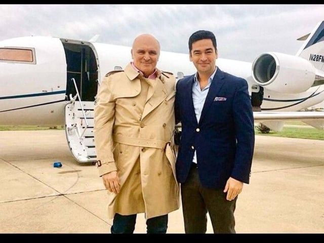 José Luis Espert y su jefe de campaña Nazareno Etchepare, frente a uno de los aviones de Fred Machado.
