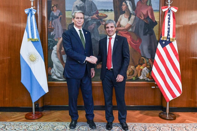 Scott Bessent y Luis Caputo, en el encuentro de este año en Buenos Aires