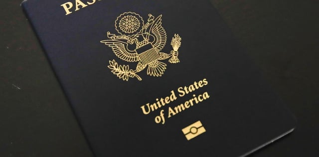 THM03. CHICAGO (IL, EE. UU.), 31/10/2018. Vista de un pasaporte estadounidense hoy, miércoles 31 de octubre de 2018, en Chicago, Illinois (EE. UU.). Según informes, el presidente estadounidense, Donald J. Trump, ha hablado de planes para emitir una orden ejecutiva que ponga fin a la ciudadanía estadounidense para los niños nacidos de padres ilegales y no ciudadanos en los Estados Unidos. EFE/Tannen Maury