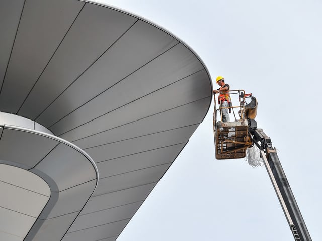 (251002) -- BEIJING, 2 octubre, 2025 (Xinhua) -- Un trabajador realiza tareas en el sitio de construcción de la Terminal 3 del Aeropuerto Internacional Huanghua de Changsha, en Changsha, en la provincia de Hunan, en el centro de China, el 2 de octubre de 2025. Trabajadores de todos los ámbitos de la vida se han mantenido firmes en sus puestos y han cumplido con sus deberes con total dedicación durante los ocho días de vacaciones por el Día Nacional y el Festival del Medio Otoño. (Xinhua/Chen Sihan) (jg) (ah) (ce)
