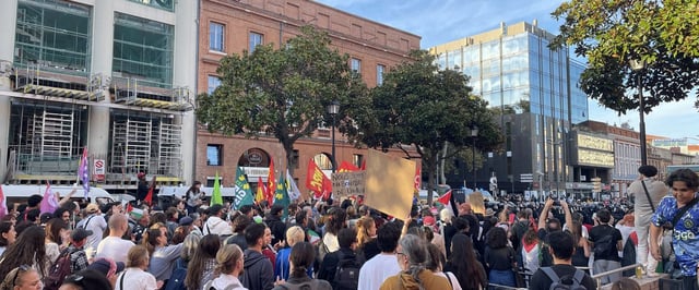 Une centaine de manifestants étaient rassemblés ce jeudi soir.