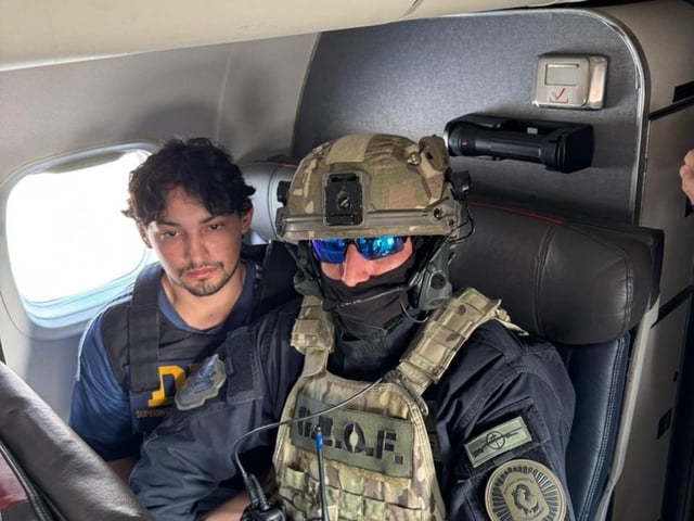 Ozorio en el avión de la Fuerza aérea. 