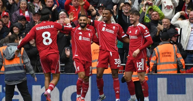 Liverpool's Ryan Gravenberch, second right, celebrates with teammates after scoring his side's opening goal during the English Premier League soccer match between Liverpool and Everton at Anfield stadium in Liverpool, England, Saturday, Sept.  20, 2025.  (AP Photo / Rui Vieira)