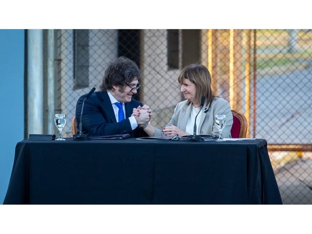 El presidente Javier Milei junto a la ministra de Seguridad, Patricia Bullrich. (Foto: NA)