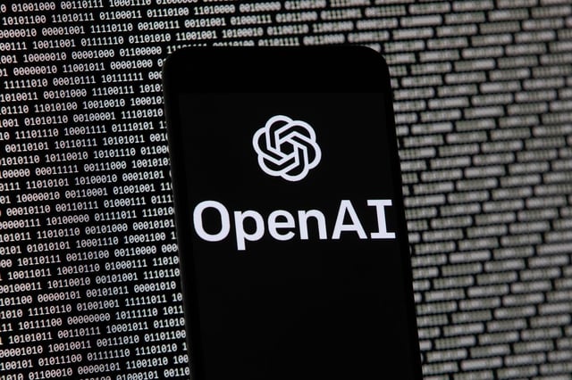 ARCHIVO - El logotipo de OpenAI aparece en un teléfono móvil frente a una pantalla de computadora con datos binarios aleatorios, el 9 de marzo de 2023, en Boston. (AP Foto/Michael Dwyer/Archivo)