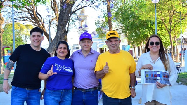 Alfredo Olmedo, junto a Brizuela y JuárezEl exlegislador nacional, Alfredo Olmedo, acompañó a los candidatos locales de la alianza La Libertad Avanza en su recorrido por el departamento Valle Viejo. Fueron de la partida los candidatos a diputados nacionales, Adrián Brizuela y Myrian Juárez, junto a los candidatos a concejales por el municipio chacarero, Gerónimo Cabrera y Soledad Crespo Corpacci. La caminata dio inicio en la Plaza de San Isidro y culminó en la Plaza del Aborigen, donde compartieron sus propuestas a los vecinos.