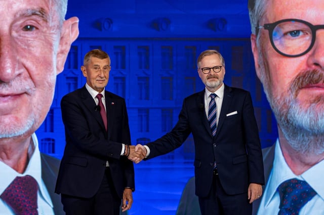 Los candidatos checos Andrej Babis (izquierda) y Petr Fiala (derecha), durante un debate electoral de la campaña.