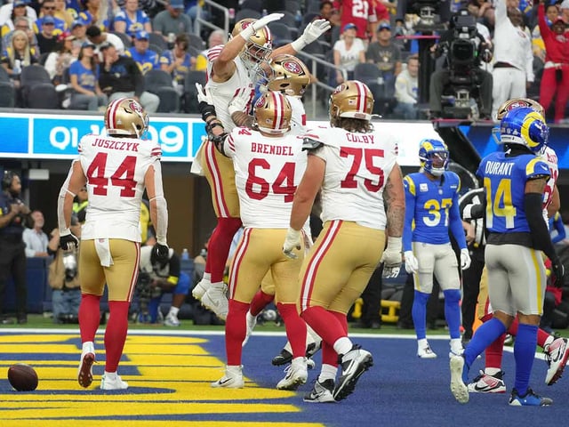 Jugadores de San Francisco celebrando en las diagonales.