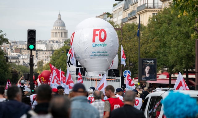Ce 2 octobre, la manifestation parisienne, deux fois moins étoffée que celle du 18 septembre a rassemblé des jeunes… et des militants de tous les syndicats.