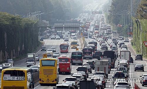 Bumper-to-bumper traffic clogs one side of a highway to the port city of Busan in Seoul's Seocho Ward on Oct. 2, 2025, as the annual rush began of travelers heading to their hometowns and resort areas for the Chuseok holiday, the Korean autumn harvest celebration, which falls on Oct. 6 this year. (Yonhap)
