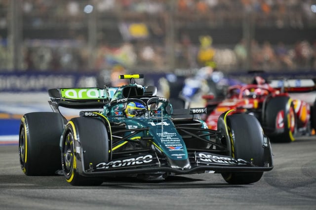 Fernando Alonso pilota su coche durante el Gran Premio de Fórmula 1 de Singapur de 2024.