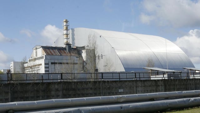 Eine Hülle schirmt den 1986 explodierten Block ees Atomkraftwerks Tschernobyl ab.