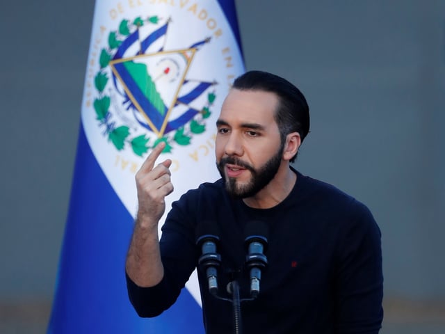 AME2421. CIUDAD ARCE (EL SALVADOR), 16/07/2024.- El presidente de El Salvador, Nayib Bukele, habla en la inauguración del centro tecnológico de datos comercial, Data Trust, este martes en Ciudad Arce (El Salvador). Bukele inauguró el primer centro de datos comercial que pondrá a disposición de empresas públicas y privadas disponibilidad y seguridad en el manejo de sus datos y con el cual, según el mandatario, "se da un paso significativo hacia la modernización de la infraestructura tecnológica". EFE/Rodrigo Sura