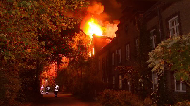 Flammen schlagen aus dem oberen Teil des denkmalgeschützten Schröderstift-Gebäudes in Hamburg.
