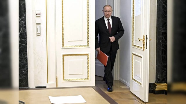 Kremlin spokesperson Dmitry Peskov addressed reporters as tensions rose over US intelligence and potential missile support to Ukraine.