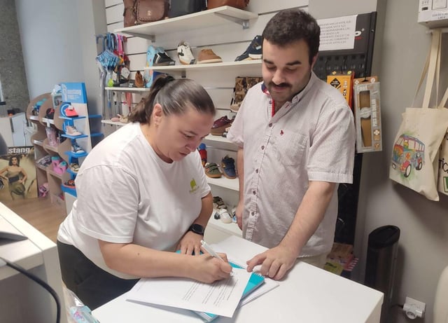 Recogida de firmas del edil no adscrito de Bueu en su local contra la subida de la basura.