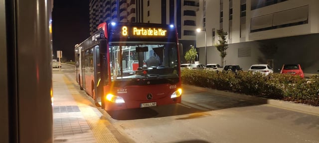 El autobús de la línea 8, en la calle Gonzalo Tejero
