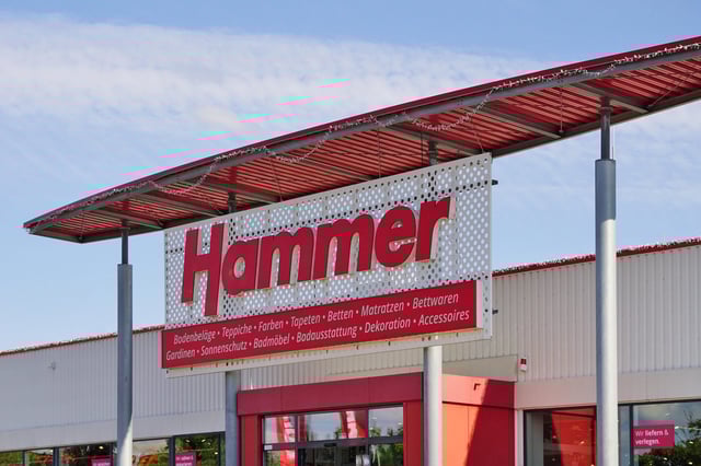 Hammer, Fachmarkt für Raumgestaltung, Firmenzeichen über dem Eingang Filiale Weimar-Süßenborn, Thüringen
