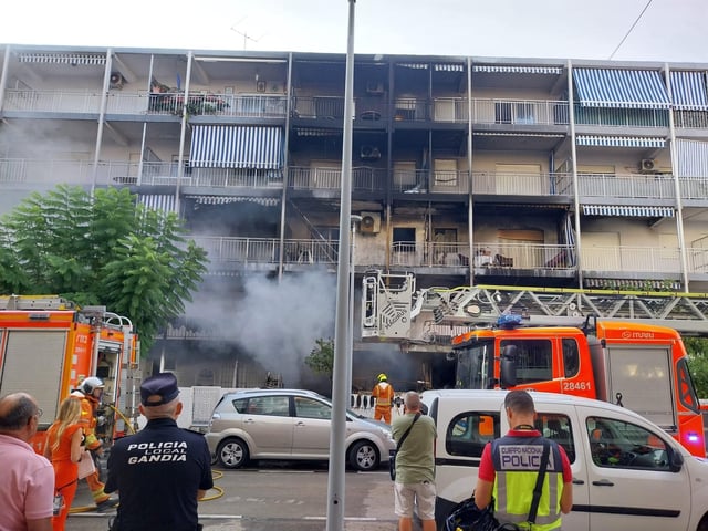 Así ha quedado el edificio incendiado en la playa de Gandia