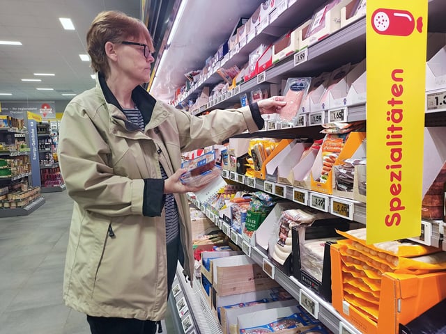 Wegen eines Produktionsfehlers rufen zwei Discounter derzeit ein Wurst-Produkt zurück. 