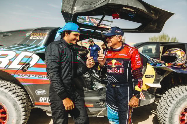Carlos Sainz padre y su hijo junto al Ford Raptor T1+