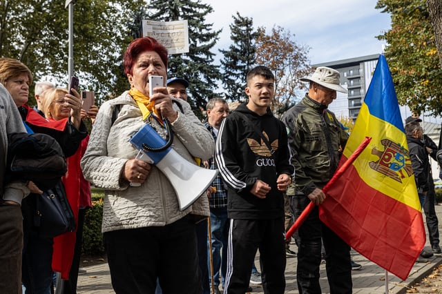 A pro-Russian supporter in front of Parliament to protest the elections. Photo © Théo Prouvost
