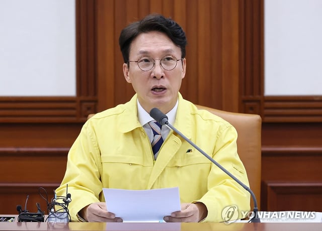 Prime Minister Kim Min-seok speaks during a safety inspection meeting at the government complex in downtown Seoul on Oct. 2, 2025. (Yonhap)