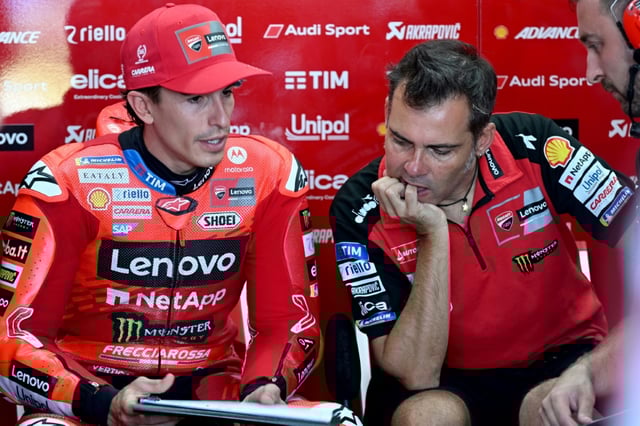 Le pilote espagnol de MotoGP Marc Marquez (Ducati), à gauche, parle avec son ingénieur avant les essais du Grand Prix d'Indonésie sur le circuit de Mandalika le 3 octobre 2025.