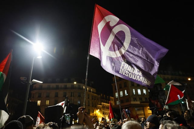 Des manifestants brandissent des drapeaux LFI et palestiniens à Paris, le 13 novembre 2024.
