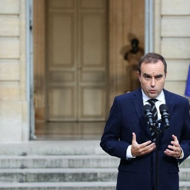 Le Premier ministre Sébastien Lecornu lors d'une allocution sur le parvis de Matignon, le 3 octobre 2025.