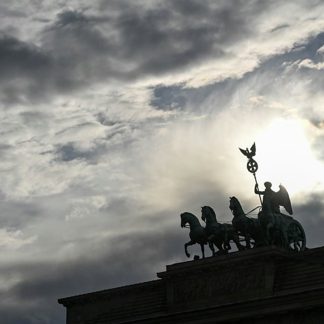 Am Brandenburger Tor wurden Farbschmierereien entdeckt.