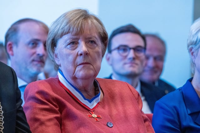 Angela Merkel (CDU), ehemalige Bundeskanzlerin, sitzt nach der Verleihung des Verdienstorden des Bundesland Mecklenburg-Vorpommern im. Rathaus.